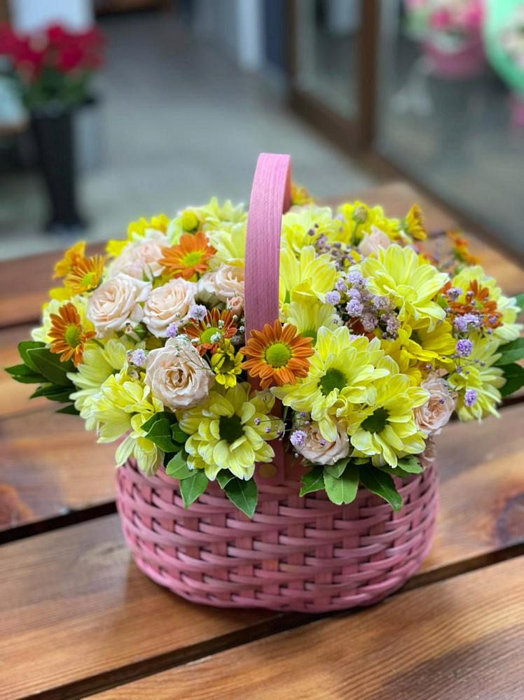 Цветочная композиция из Хризантемы и Розы в корзине в Губарево