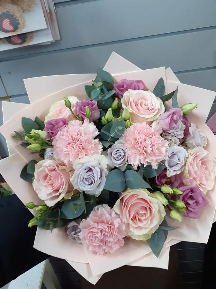 Букет цветов из: Розы, Гвоздики и Лизиантусы в Губарево